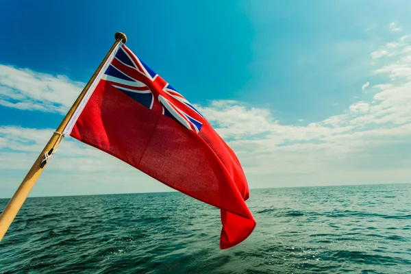 영국 레드 소위 요트에서 비행 영국 해상 깃발 — 스톡 사진