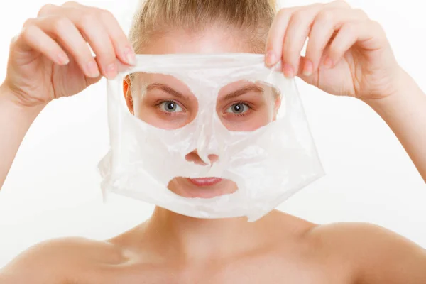 Kvinna att ta bort facial peel off mask. — Stockfoto