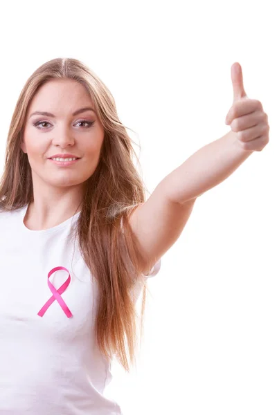 Donna nastro rosa cancro sul petto rendendo pollice in su — Foto Stock