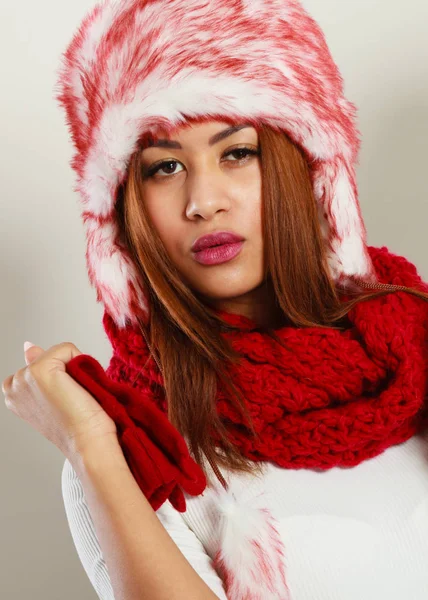 Mulatto woman in winter outfit. — Stock Photo, Image