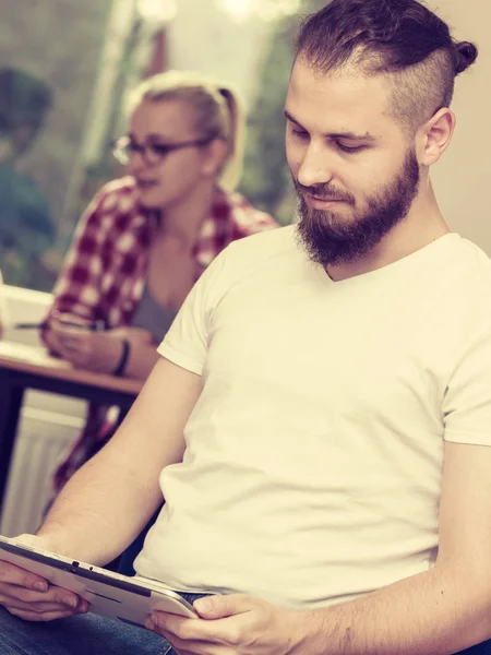 Étudiant garçon avec tablette devant ses camarades de classe — Photo