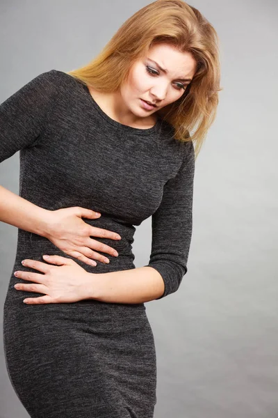 Woman having strong stomach ache. Syndroms — Stock Photo, Image