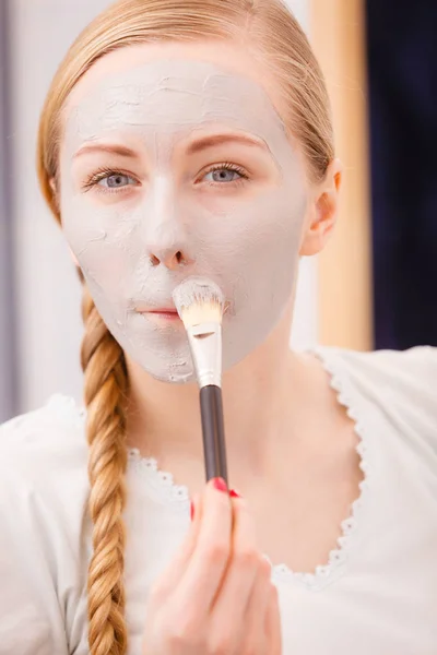 Kadın yüzüne karşı fırça kil çamur maskesi ile uygulama — Stok fotoğraf