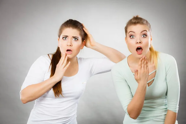 Duas mulheres chocadas e espantadas — Fotografia de Stock