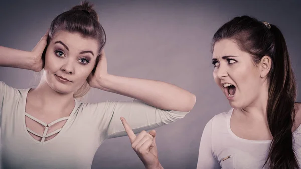 Zwei Frauen haben sich gestritten — Stockfoto