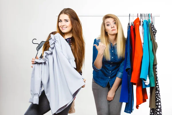 Mujeres discutiendo durante las compras de ropa —  Fotos de Stock