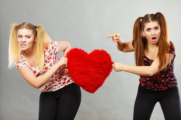 Duas mulheres agressivas tendo discutido luta segurando o coração — Fotografia de Stock