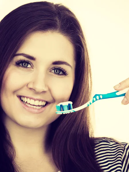 Mulher segura escova de dentes com pasta . — Fotografia de Stock