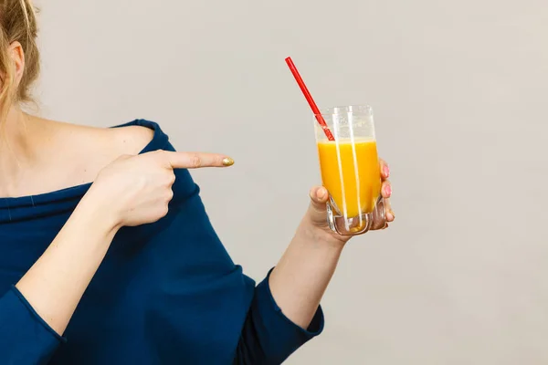 Mujer mano sosteniendo jugo de naranja fresco —  Fotos de Stock