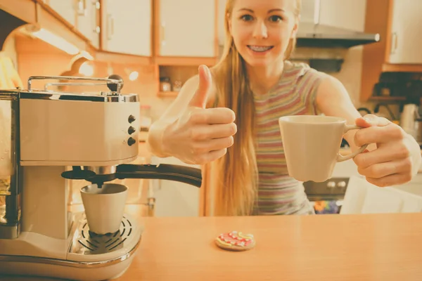 Femme dans la cuisine faisant du café à partir de la machine — Photo