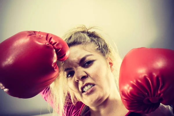 Mujer enojada usando guantes de boxeo — Foto de Stock