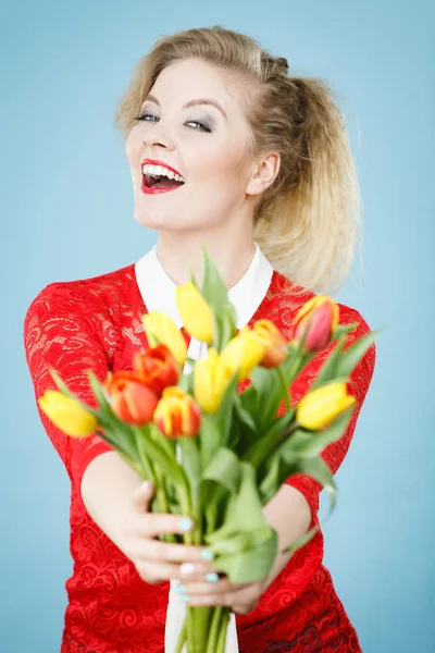 Frau hält Strauß Tulpenblumen in der Hand — Stockfoto