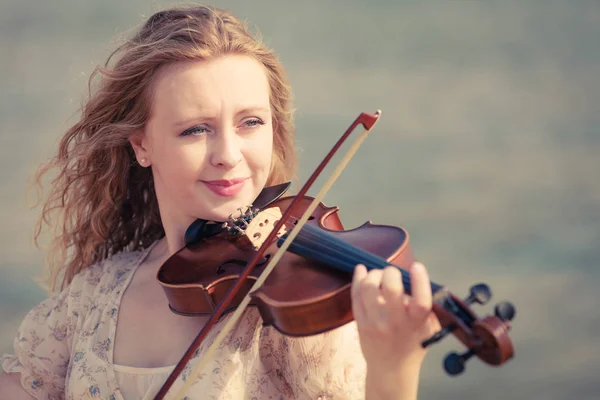 Kvinna som spelar fiol på violin nära stranden — Stockfoto