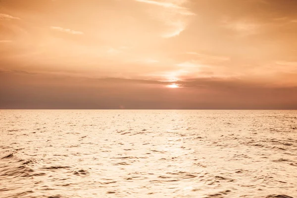 Prachtige zonsondergang op zee oceaan — Stockfoto