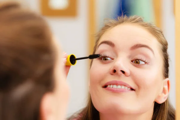 Frau trägt Wimperntusche mit blauem Auge auf — Stockfoto