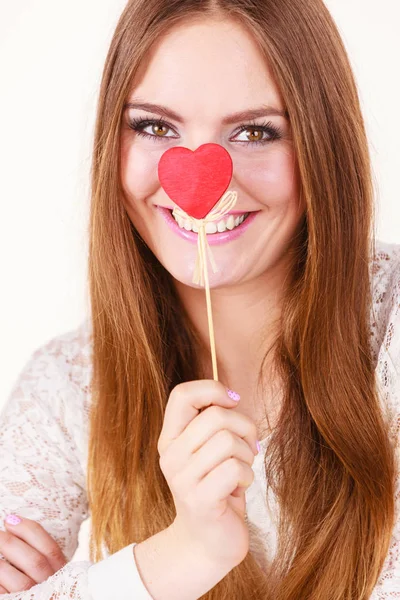 Bella donna che tiene il bastone a forma di cuore — Foto Stock