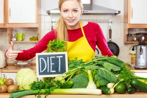 緑食野菜を有するキッチンの女性 — ストック写真