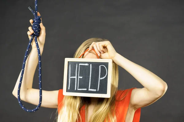 Mulher suicida segurando sinal de ajuda ao lado de corda — Fotografia de Stock
