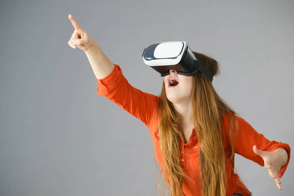 Chica con gafas de realidad virtual. — Foto de Stock
