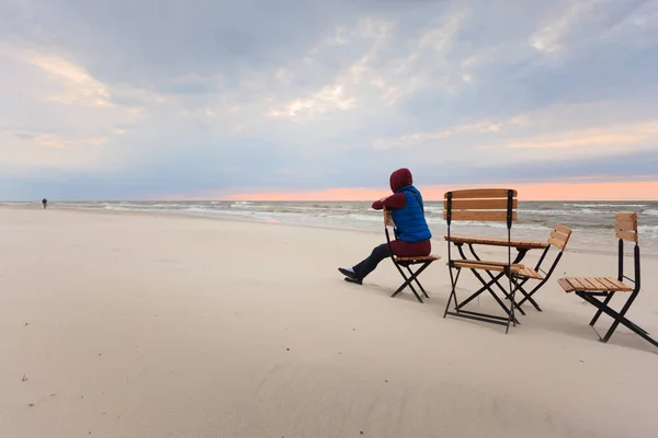 Femme assise sur la plage relaxante — Photo