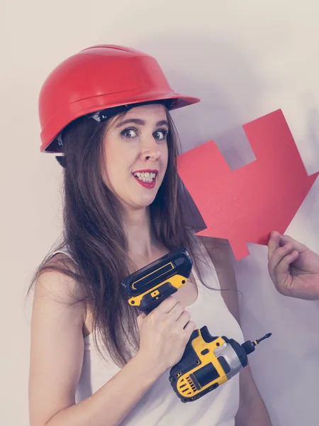 Жінка робить ремонт будинку — стокове фото