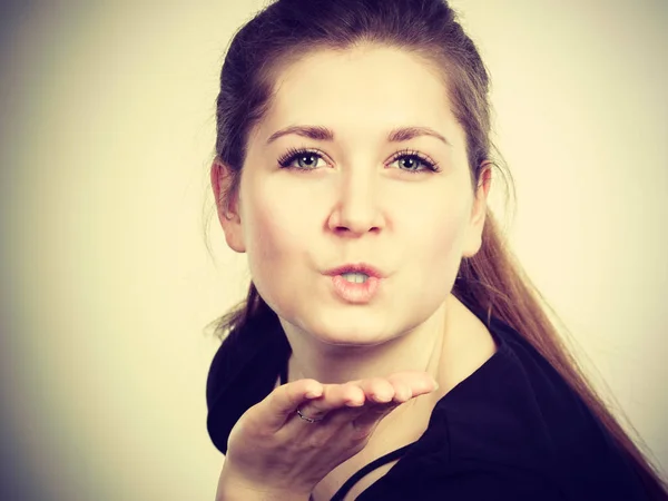 Muotokuva onnellinen houkutteleva nainen lähettää ilmaa suudella — kuvapankkivalokuva