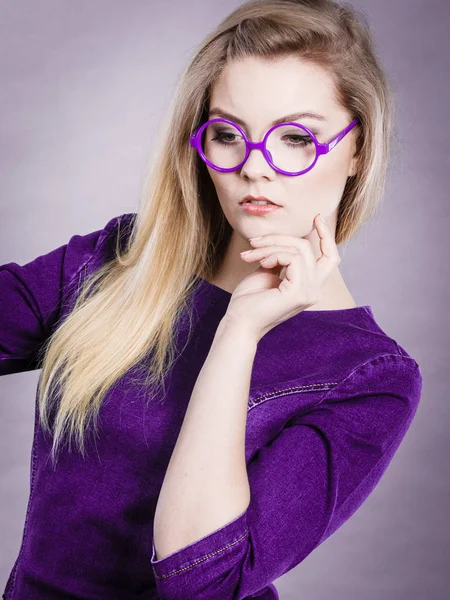 Gondolkodás üzleti nő visel szemüveget — Stock Fotó