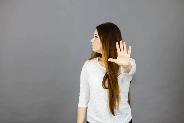 Wütende apodiktische Frau zeigt Halt mit der Hand — Stockfoto