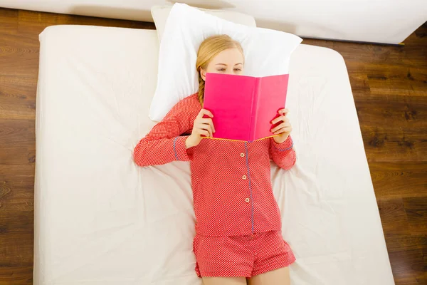 Mujer relajante en cama libro de lectura —  Fotos de Stock