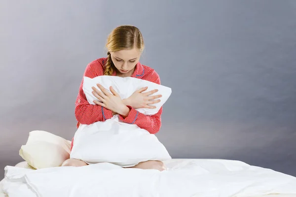 Triste deprimido chica en cama agarre almohada — Foto de Stock