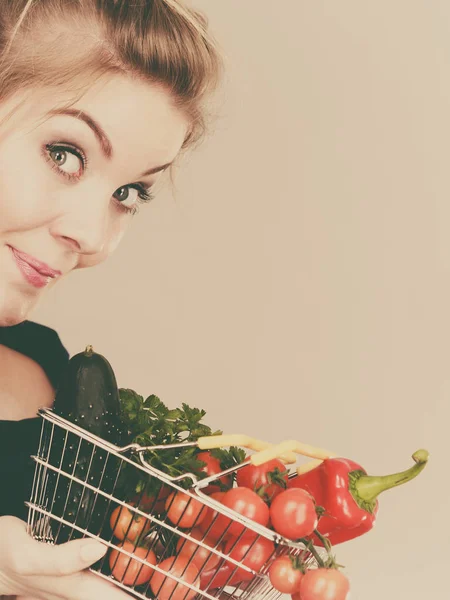 Kobieta trzyma koszyk z warzywami — Zdjęcie stockowe