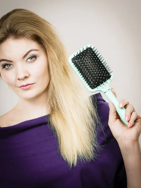 Mulher escovando seu cabelo longo com escova — Fotografia de Stock