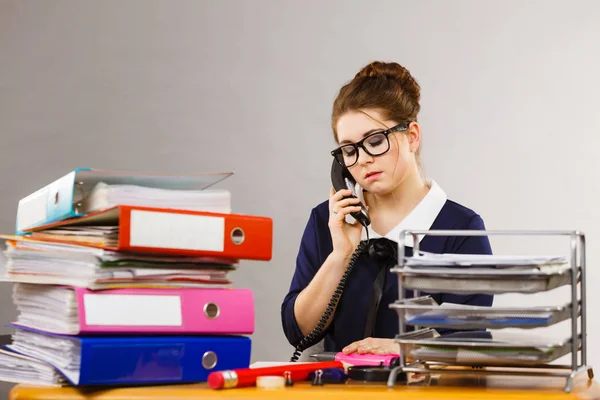 Mujer de negocios en la oficina hablando por teléfono —  Fotos de Stock