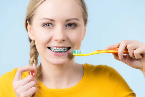 Femme souriante dents de nettoyage avec bretelles — Photo