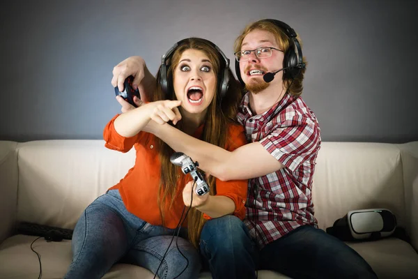 Gamer ζευγάρι παίζει παιχνίδια — Φωτογραφία Αρχείου