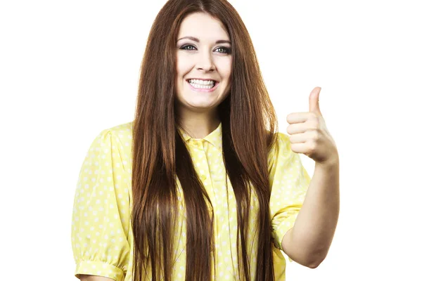 Mujer alegre mostrando el pulgar hacia arriba — Foto de Stock