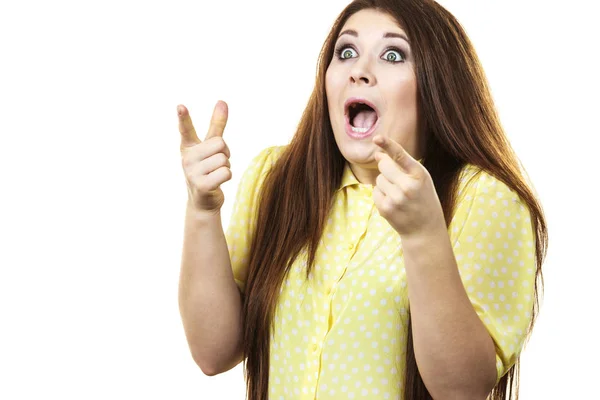 Mujer feliz ganando teniendo suerte — Foto de Stock