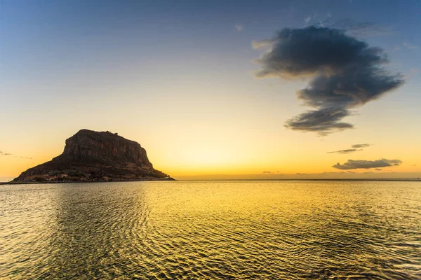 Monemvasia ostrov na ranní, Řecko — Stock fotografie