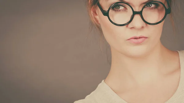 Znudzona kobieta nastoletnich koncentruje się, noszenie okularów — Zdjęcie stockowe