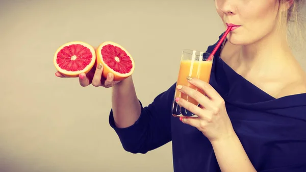 Mulher mão segurando suco de laranja fresco — Fotografia de Stock