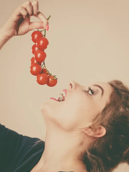 Mujer sosteniendo tomates cherry frescos — Foto de Stock