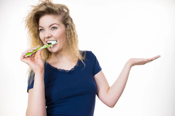 Diş fırçalama kadın açık el tutar — Stok fotoğraf