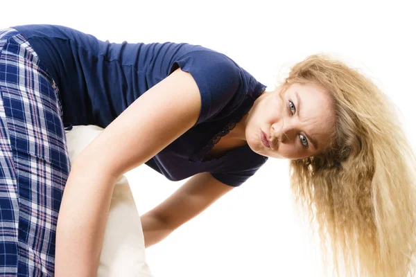 Goofy mujer enojada usando pijamas siendo cansado — Foto de Stock