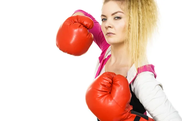 Donna che indossa guanti da boxe — Foto Stock