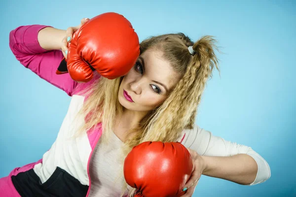 Mujer divertida usando guantes de boxeo —  Fotos de Stock