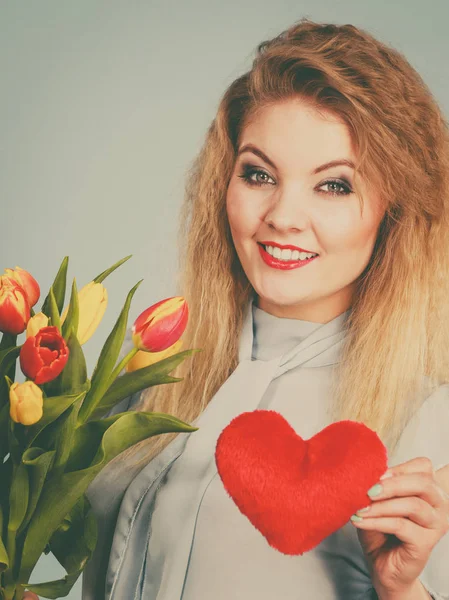 Žena má tulipány a červené srdce — Stock fotografie