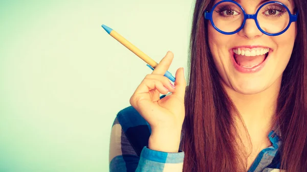 Feliz mujer nerd en gafas celebración pluma — Foto de Stock