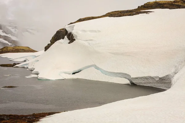 ノルウェーの雪に覆われた山々 — ストック写真