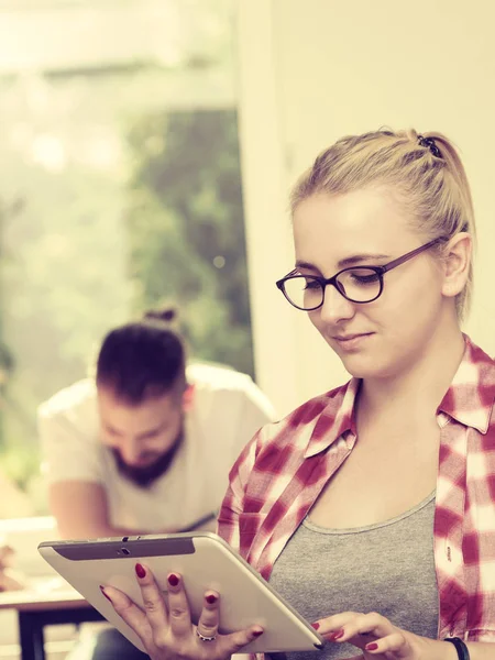 Schülerin mit Tablet vor Mitschülern — Stockfoto