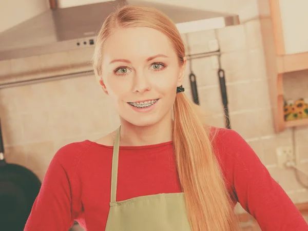 Mujer rubia sonriente feliz usando delantal — Foto de Stock